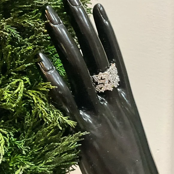 Elegant Silver Statement Ring - Picture 2 of 11